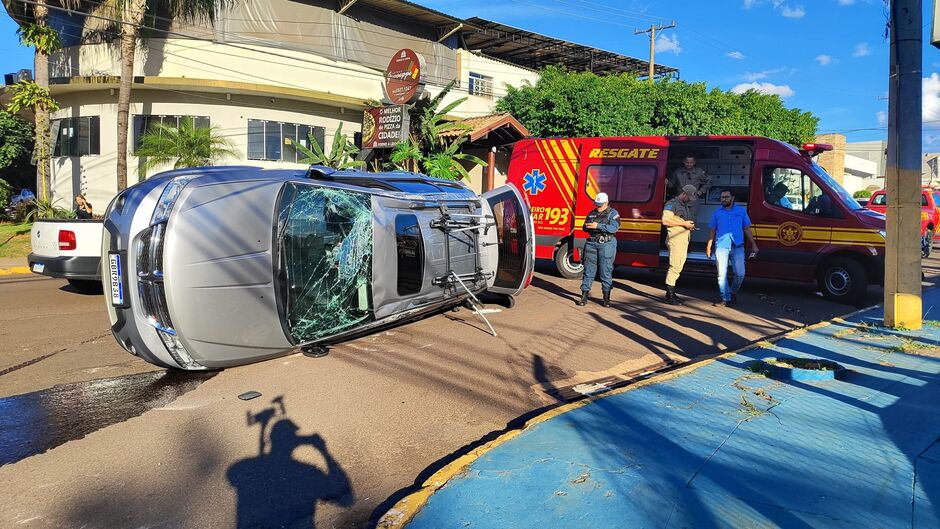 Tracker fura preferencial e faz carro com criança capotar no Chácara Cachoeira