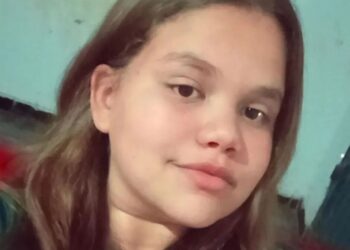 Corpo Aysla morta por engano, é levado a presídio para último adeus ao pai