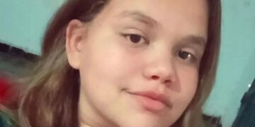 Corpo Aysla morta por engano, é levado a presídio para último adeus ao pai