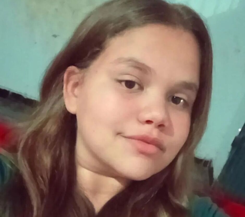 Corpo Aysla morta por engano, é levado a presídio para último adeus ao pai
