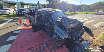 Sem CNH jovem bate camionete em semáforo e deixa 8 feridos