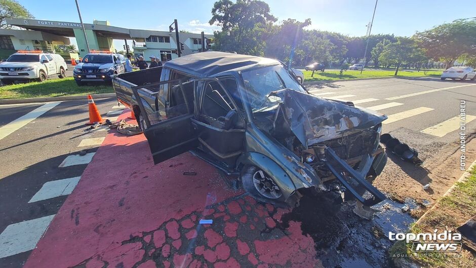 Sem CNH jovem bate camionete em semáforo e deixa 8 feridos