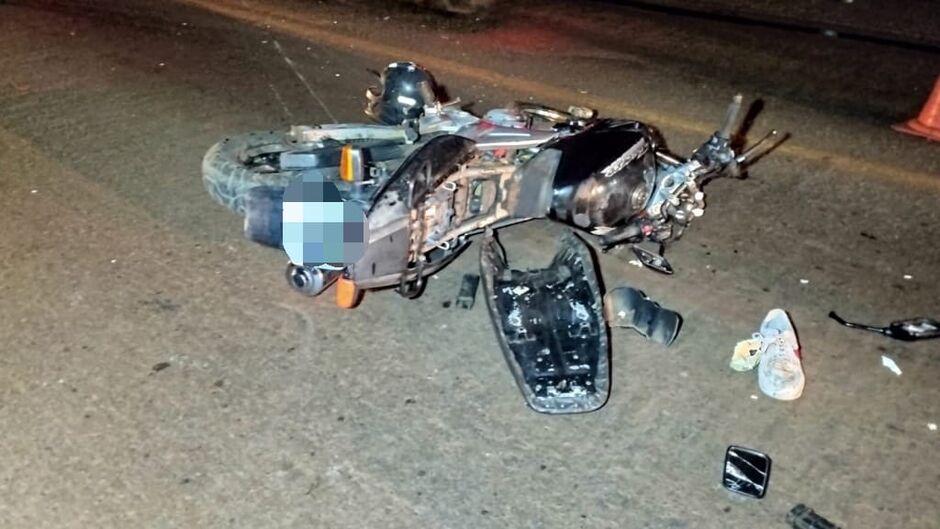 Motociclista fica gravemente ferido após colidir com carreta em Dourados