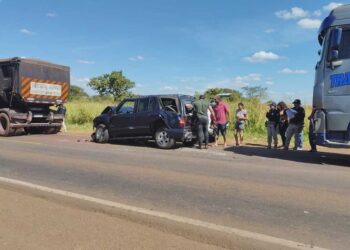 Acidente deixa carro prensado entre duas carretas na BR-262