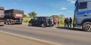 Acidente deixa carro prensado entre duas carretas na BR-262