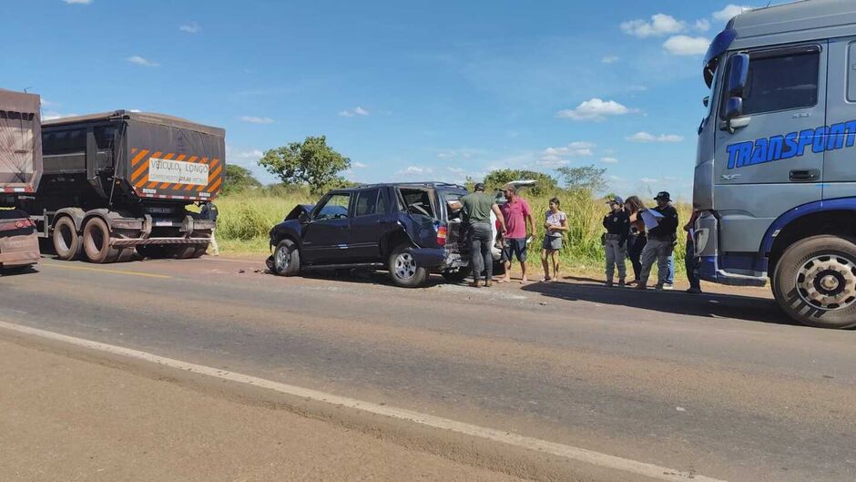 Acidente deixa carro prensado entre duas carretas na BR-262