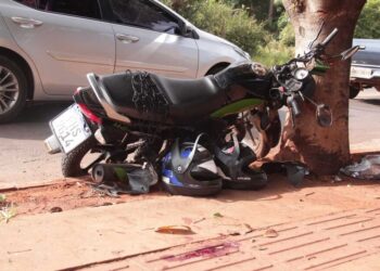 Dois ficam feridos após colisão de motocicleta com árvore no Centenário