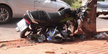 Dois ficam feridos após colisão de motocicleta com árvore no Centenário