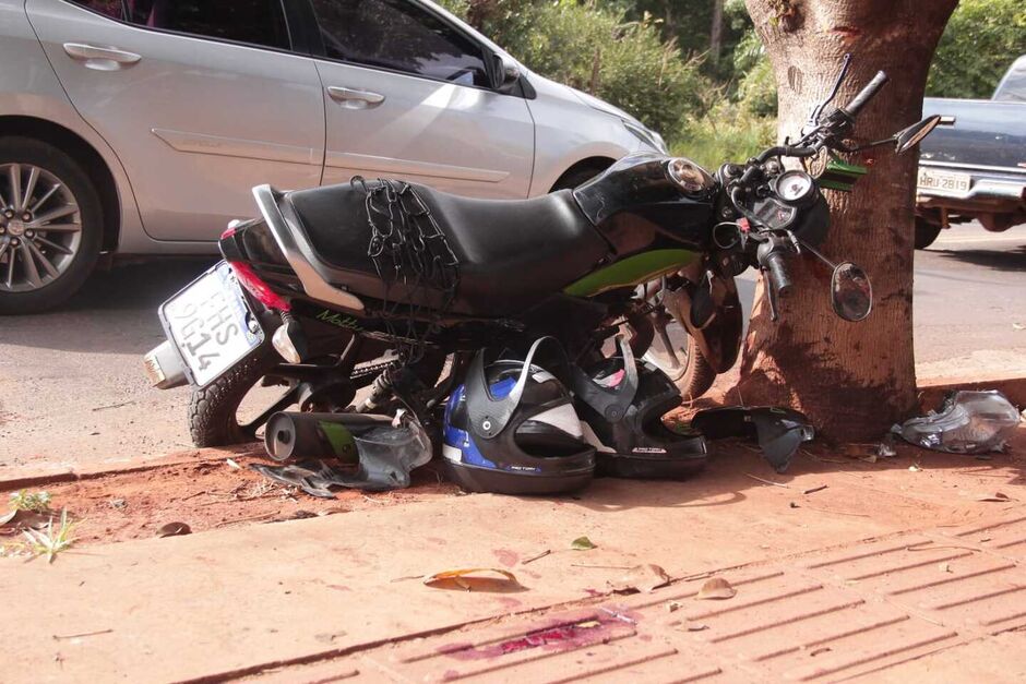 Dois ficam feridos após colisão de motocicleta com árvore no Centenário