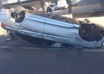 Motorista capota carro e tem veículo ‘depenado’ na Avenida Ernesto Geisel