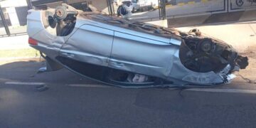 Motorista capota carro e tem veículo ‘depenado’ na Avenida Ernesto Geisel