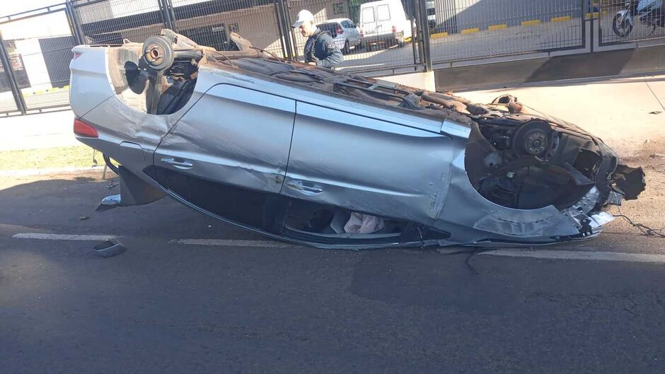 Motorista capota carro e tem veículo ‘depenado’ na Avenida Ernesto Geisel