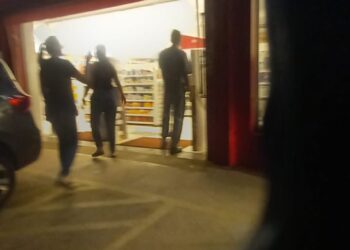 Vídeo: ‘Machão’ dá chilique em farmácia após moto cair e mulher procura ‘mana’ que ajudou conter o alecrim