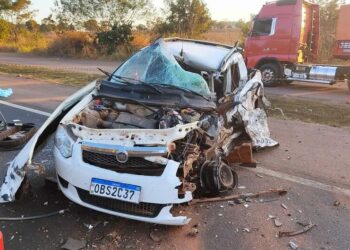 Motorista morto em batida invadiu pista contrária e bateu picape com caminhão na BR-163