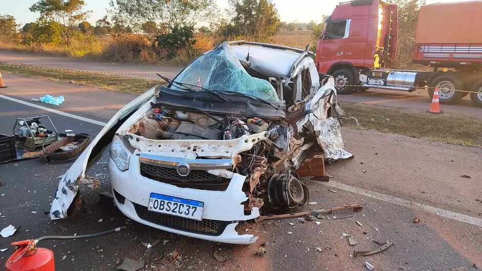 Motorista morto em batida invadiu pista contrária e bateu picape com caminhão na BR-163