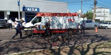 Motociclista bate em caminhonete e deixa trânsito lento na Mato Grosso