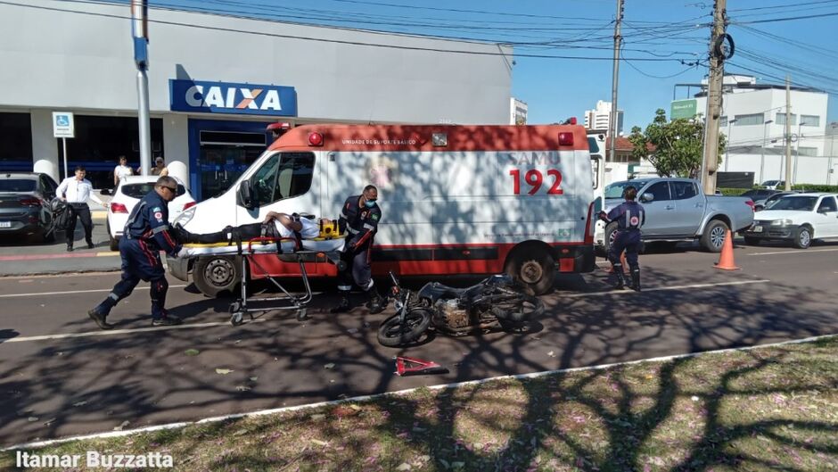 Motociclista bate em caminhonete e deixa trânsito lento na Mato Grosso