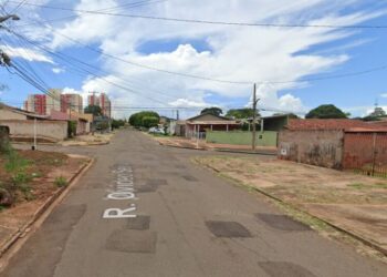 Jovem tem celular roubado, corre atrás do ladrão e acaba esfaqueado no São Francisco