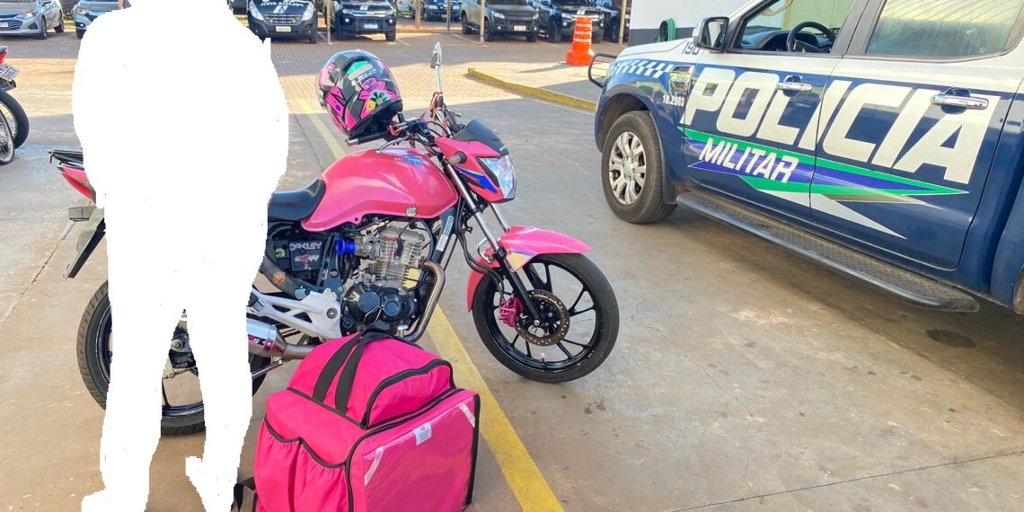 Penélope Charmosa tenta fugir com carruagem de 2 rodas sem placas, mas é presa pela PM