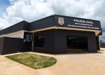 Mulher invade escola com moto, ameaça aluno e foge em Santa Rita do Pardo