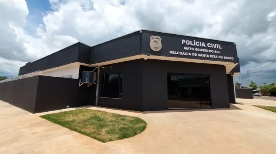 Mulher invade escola com moto, ameaça aluno e foge em Santa Rita do Pardo