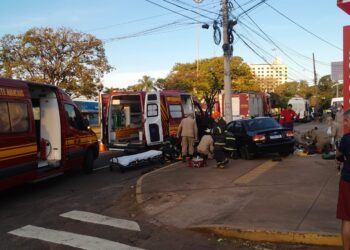 Homem que bateu Corsa em poste na Afonso Pena recusou bafomêtro; hospital investiga morte cerebral de passageira 