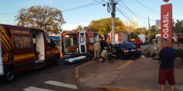 Homem que bateu Corsa em poste na Afonso Pena recusou bafomêtro; hospital investiga morte cerebral de passageira 