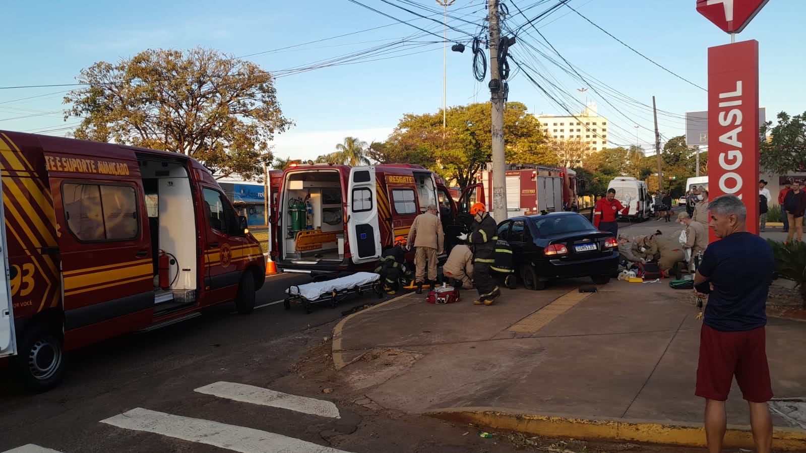 Homem que bateu Corsa em poste na Afonso Pena recusou bafomêtro; hospital investiga morte cerebral de passageira 