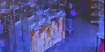 Vídeo: na cara dura, mulher furta celular de em loja de sapatos no Centro