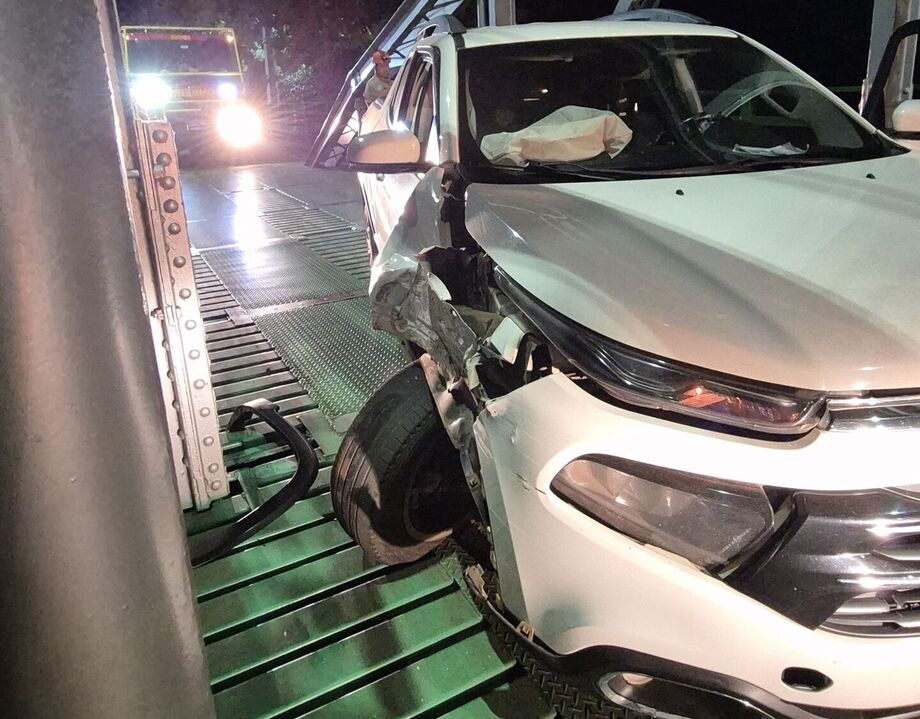 Mulher bate veículo na Ponte Velha em Aquidauana