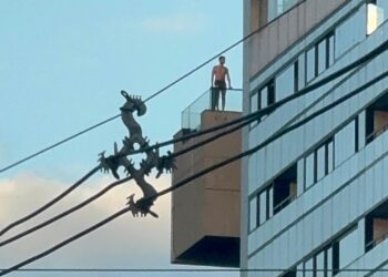 Vídeo: homem “pendurado” em sacada de prédio chama atenção no Centro de CG