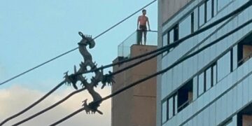 Vídeo: homem “pendurado” em sacada de prédio chama atenção no Centro de CG