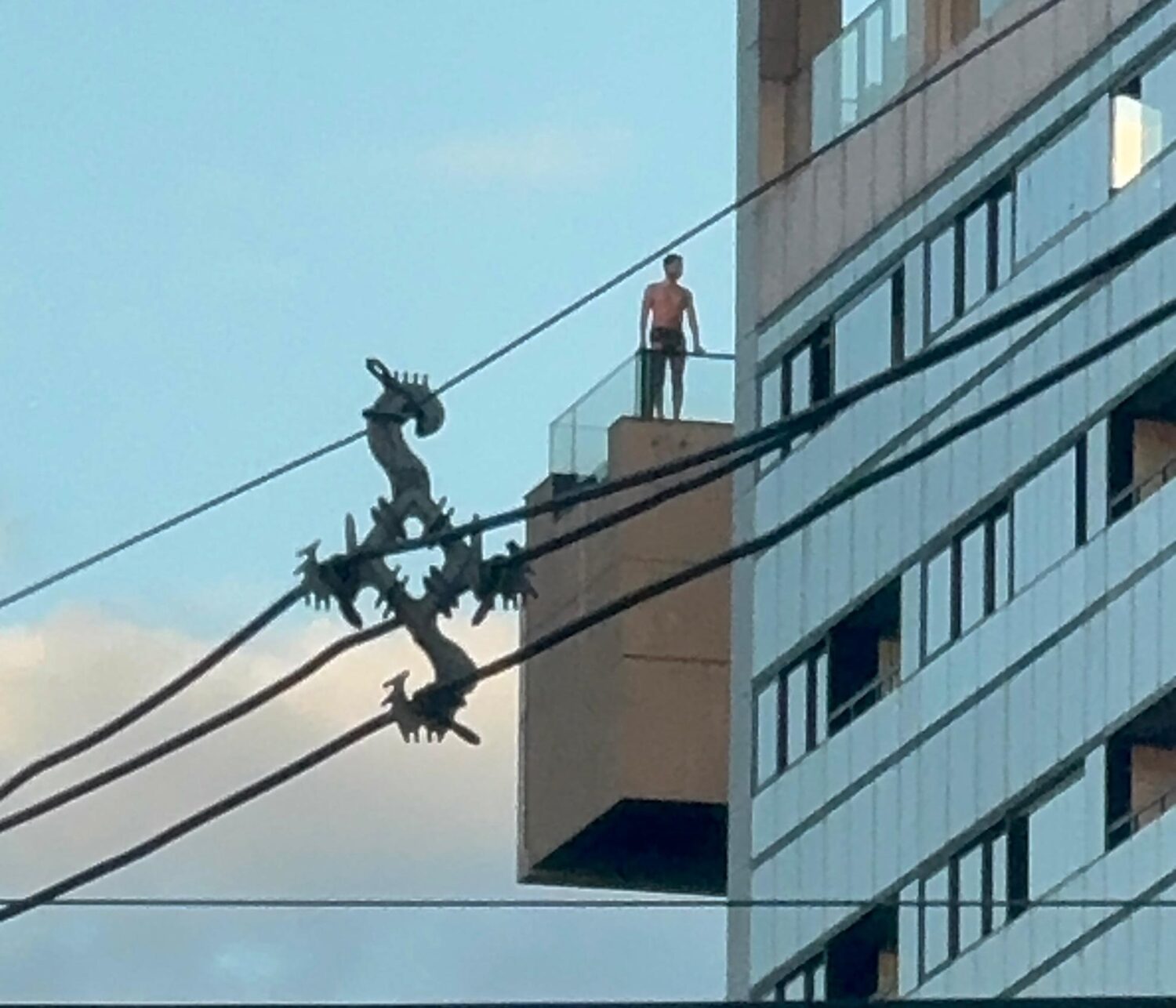 Vídeo: homem “pendurado” em sacada de prédio chama atenção no Centro de CG