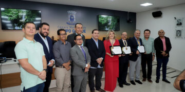 Câmara de Vereadores inicia semana com entrega de homenagens