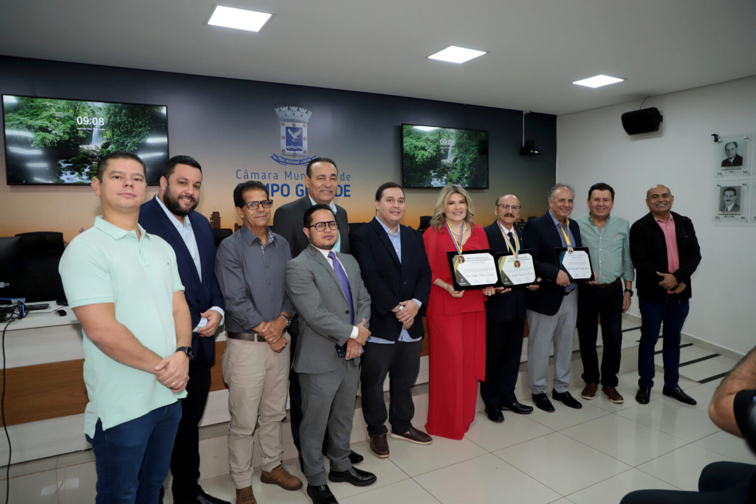 Câmara de Vereadores inicia semana com entrega de homenagens