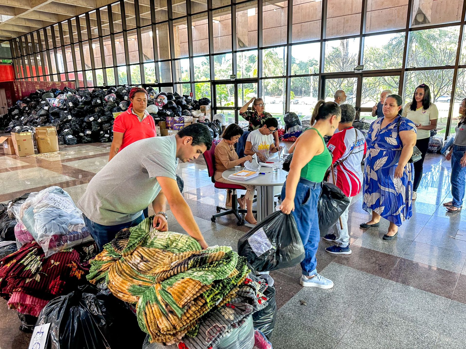 Campanha Seu Abraço Aquece arrecada mais de 180 mil peças para doações