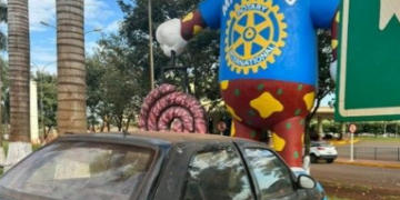 Motorista perde o controle de carro e “atropela” Linguicito em Maracaju