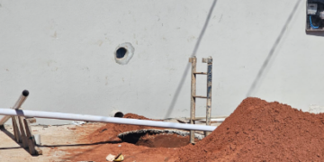 Família se desespera durante resgate de trabalhador soterrado em fossa