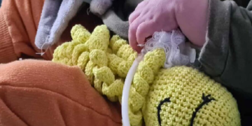 Mãe bêbada joga bebê de 3 meses no chão durante discussão em Dourados