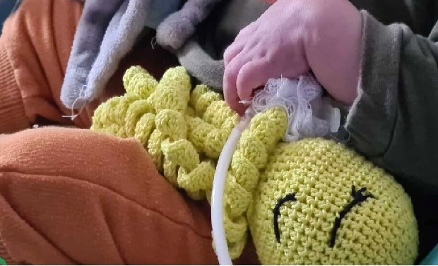 Mãe bêbada joga bebê de 3 meses no chão durante discussão em Dourados