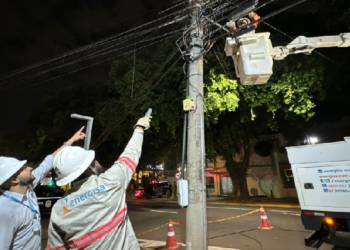 Com apoio da Polícia, Energisa põe ordem na bagunça de fios de telefonia e internet no Centro