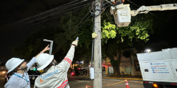 Com apoio da Polícia, Energisa põe ordem na bagunça de fios de telefonia e internet no Centro