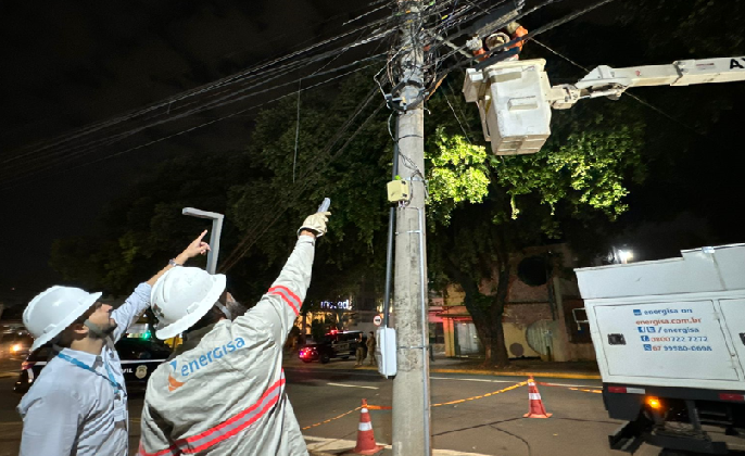 Com apoio da Polícia, Energisa põe ordem na bagunça de fios de telefonia e internet no Centro