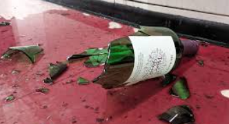 Detento quebra garrafa na cabeça da ex-namorada por não aceitar o fim do relacionamento