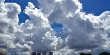 Aumento de nebulosidade e pequena chance de chuva são destaques na previsão desta quinta