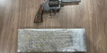 Dois são presos por tráfico de drogas e posse de arma de fogo