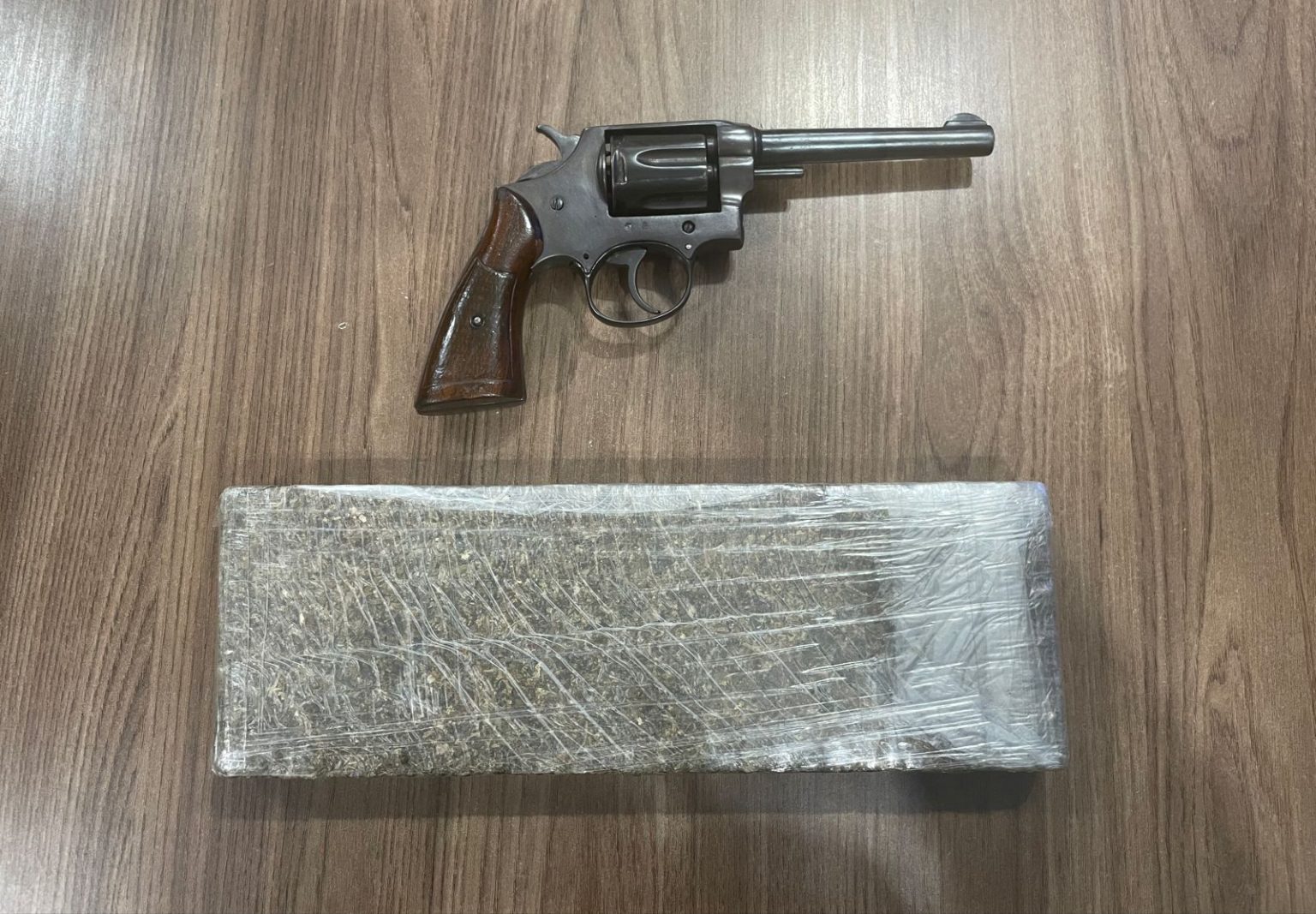 Dois são presos por tráfico de drogas e posse de arma de fogo