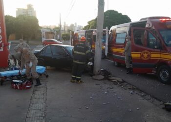 Vídeo: mulher fica em estado gravíssimo após carro bater em poste