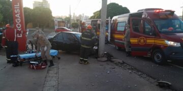 Vídeo: mulher fica em estado gravíssimo após carro bater em poste