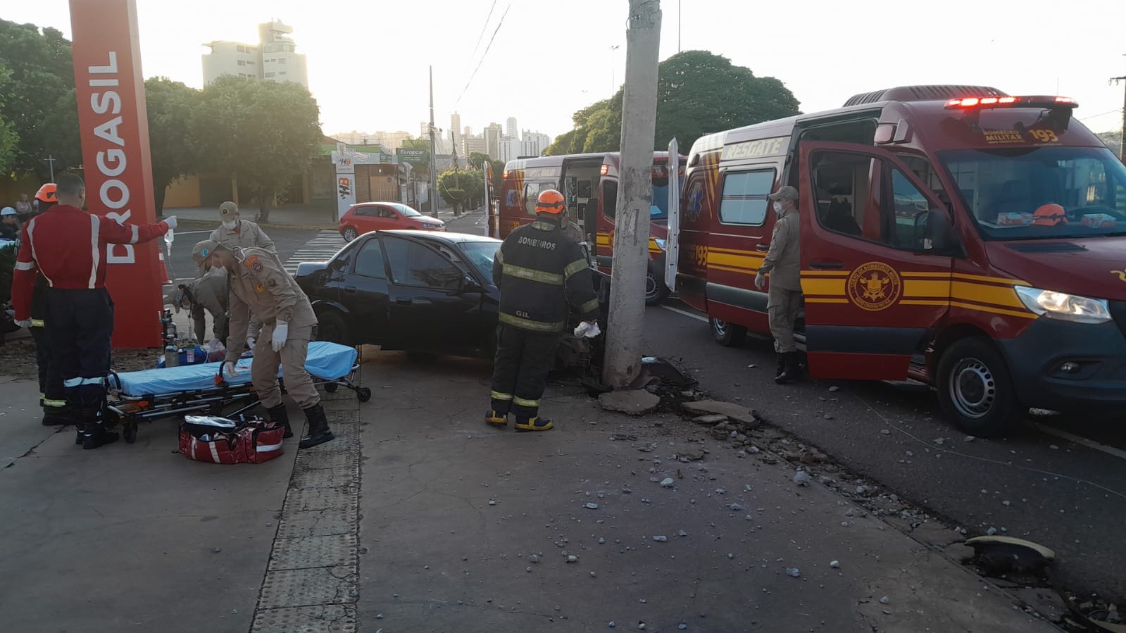 Vídeo: mulher fica em estado gravíssimo após carro bater em poste